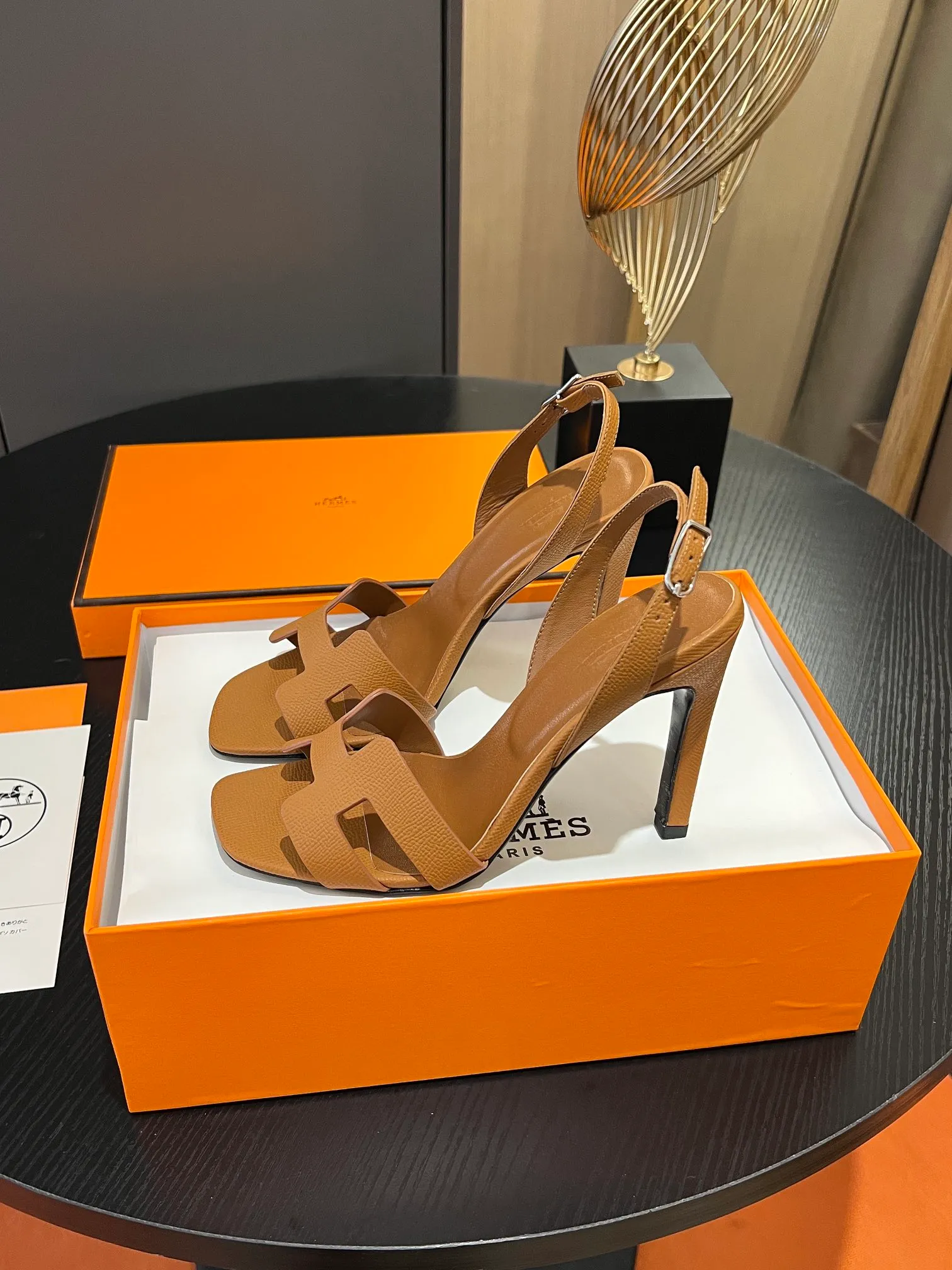 👟👟Ex-factory price 600👟👟Hermès 2023 high-heeled temperament sandals original customization! Counter synchronization! Hermès high heels have always been simple, fashionable and elegant! ! ! It can hold any style of wear, the height of 10.5cm is easy to control, and the feet feel comfortable and pressure-free! The classic and elegant style brings a sense of luxury to your feet! Highly recommended Material: Upper imported calfskin + mixed sheepskin lining Outsole: Italian genuine leather sole Size: 34-42 (34.41.42 customization is non-returnable and non-exchangeable)
